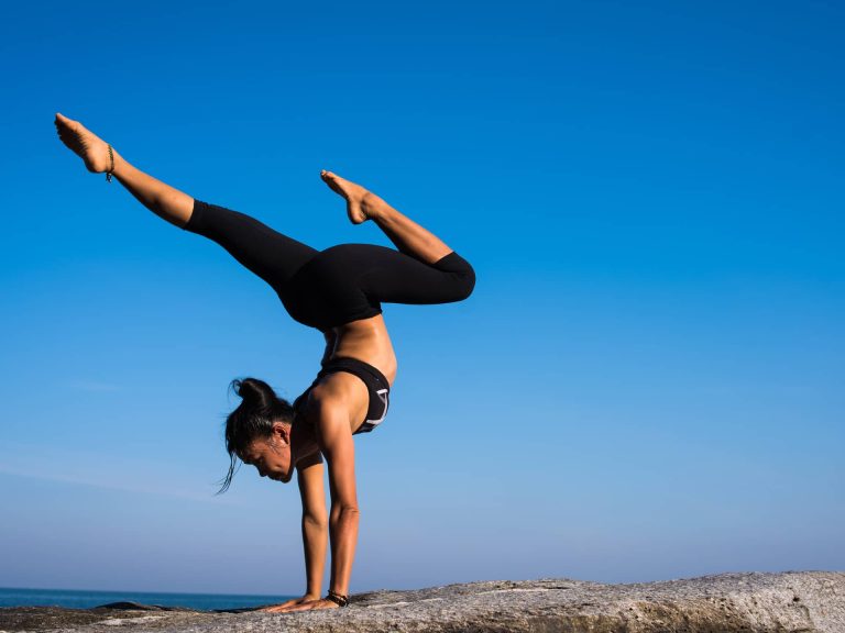 Frau in Yogapose – Stimmungsbild zu Arbeitsblättern Perfektionismus.